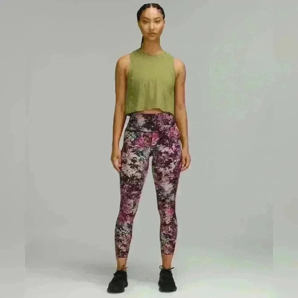 Lululemon Base Pace High-Rise Tight 25" Size‎ 12
Stencil Blossom Red Multi - Picture 2 of 10